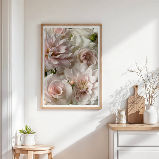 Naturnära toner av rosor och dahlior