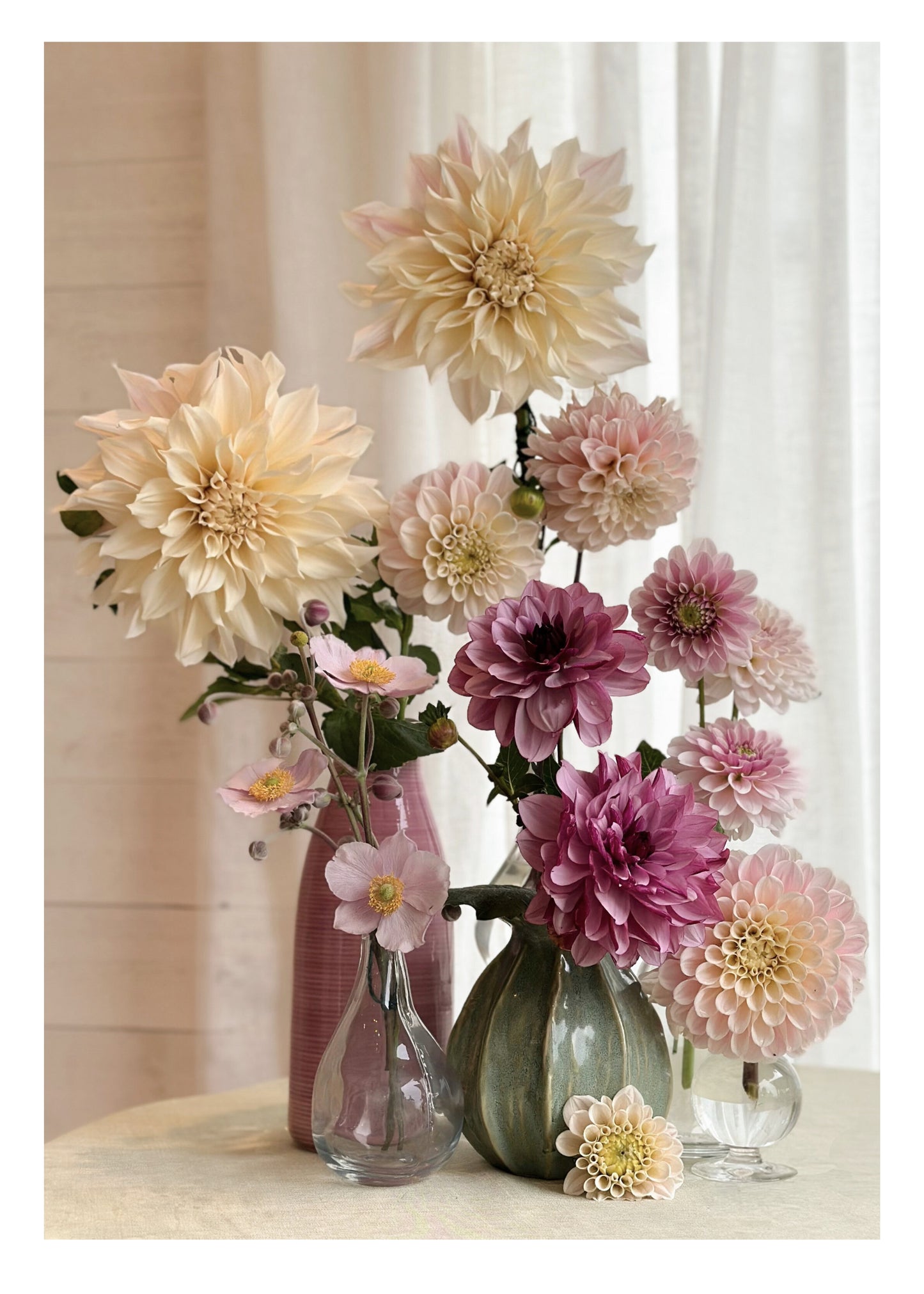 Samling av sensommarblommor i rosa