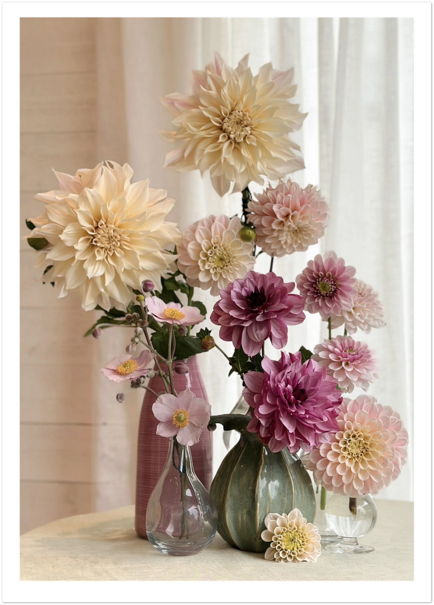 Samling av sensommarblommor i rosa