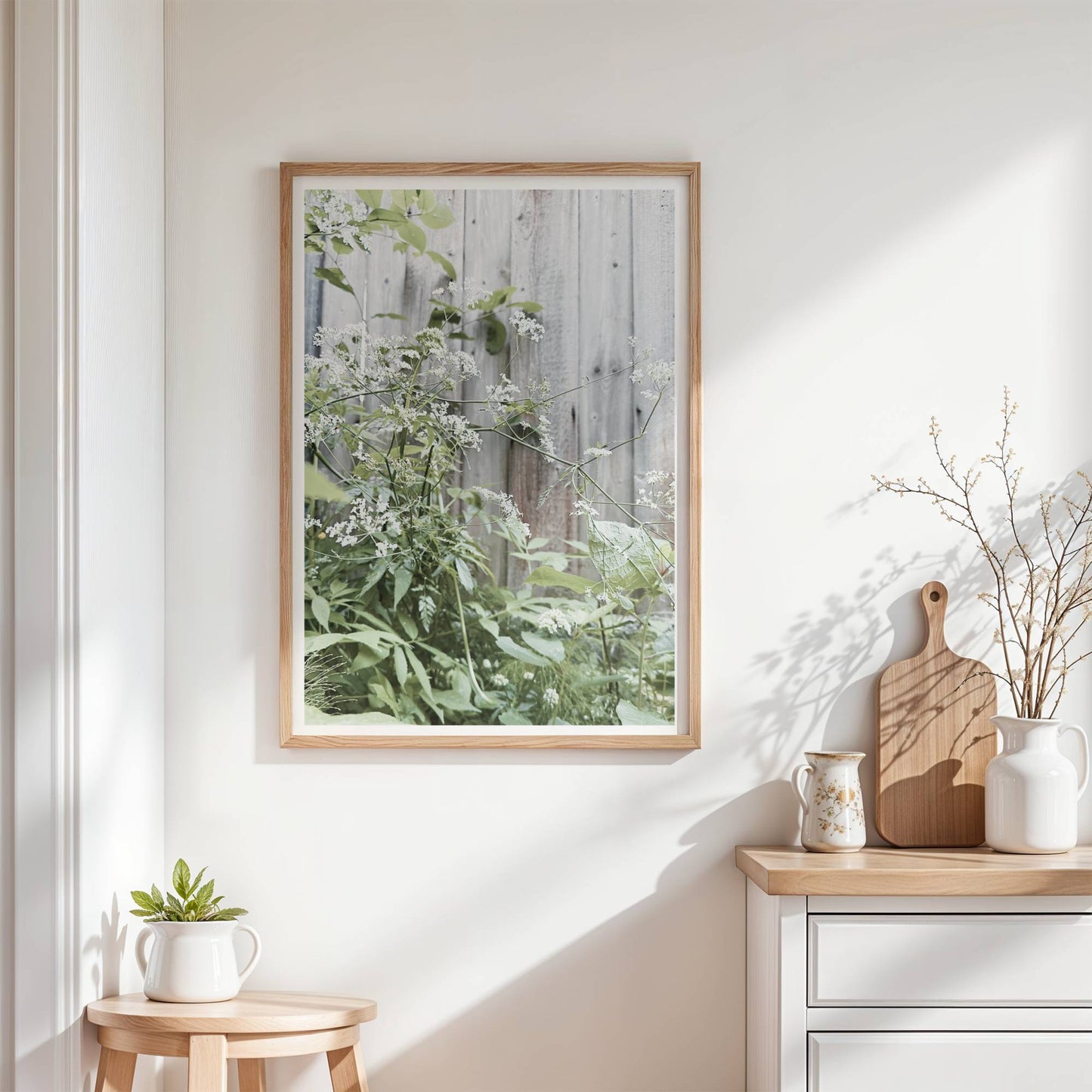 Hundkäx och grönska i skuggrik blomning