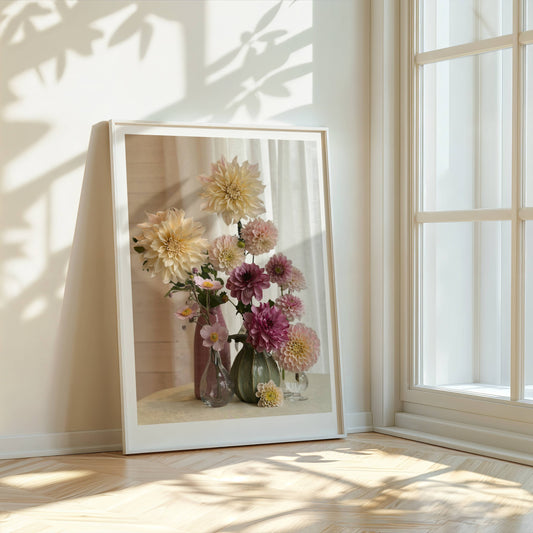 Samling av sensommarblommor i rosa